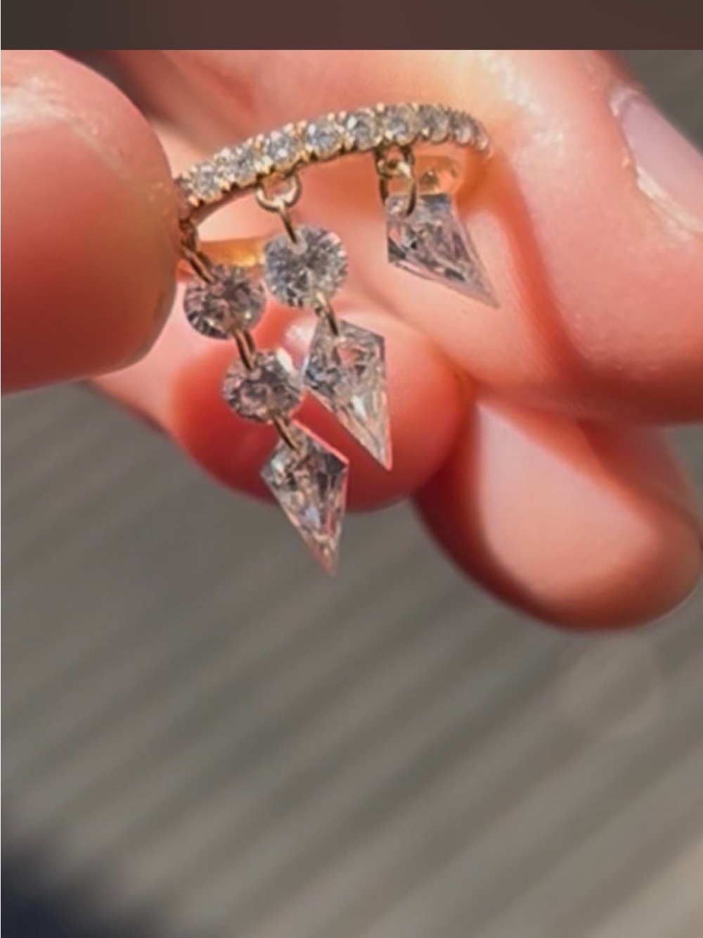 18k  solid yellow gold ear cuff with dangling diamonds - Picture 6 of 7